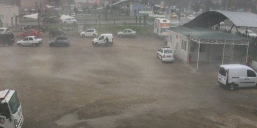 Bursa’da Şiddetli Fırtına Ve Yağmur Hayatı Felç Etti