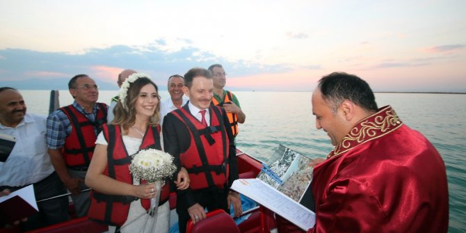 Göl ortasında jetboatta evlendiler