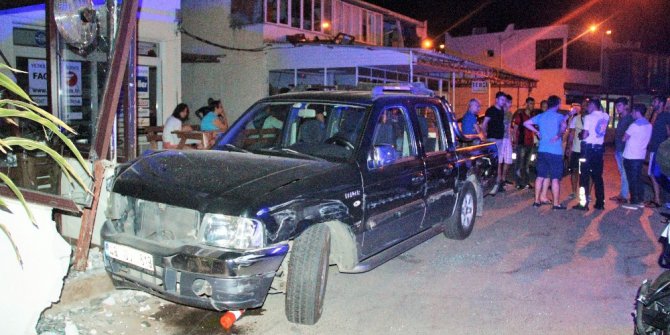 Alkollü sürücü 5 otomobile çarptıktan sonra dükkana daldı