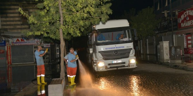 Gazi Caddesi tazyikli su ile yıkandı