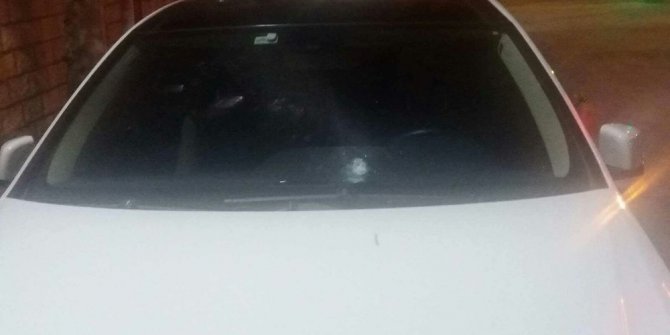 Motosikletli şahıslar park halindeki otomobile ateş açtı