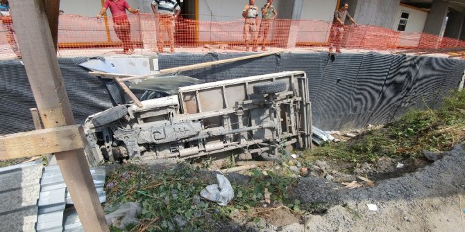 Esenyurt’ta kontrolden çıkan kamyon inşaat alanına uçtu