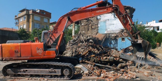 Milas’ta tehlike saçan binanın bir kısmı yıkıldı