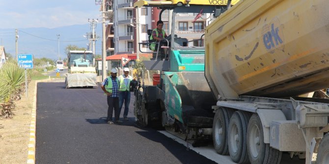 Burhaniye’de Kuvvayi Milliye Bulvarı asfaltlanıyor