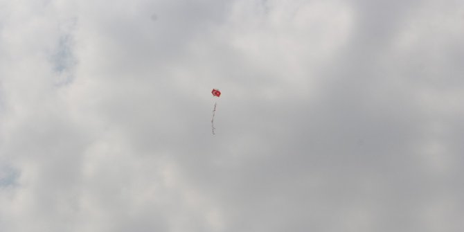 Ağrı’da 400 çocuk Türk bayraklı uçurtmalarla gökyüzünü süsledi