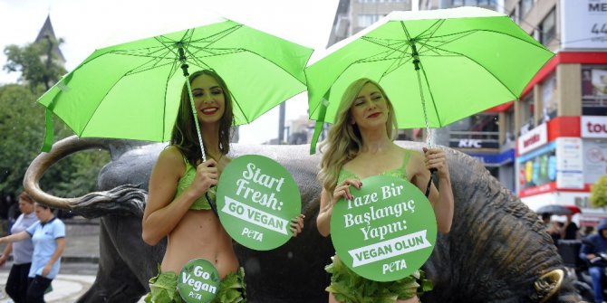 Vegan aktivistlerinden Kadıköy’de yarı çıplak eylem