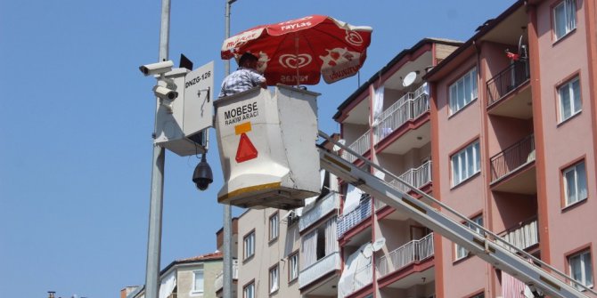 20 metrelik vinç üzerinde sıcak havaya ilginç çözüm