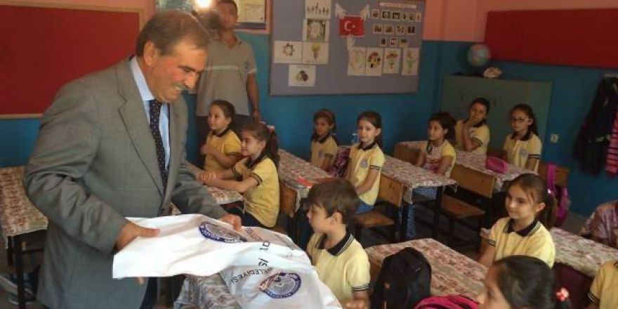 Başkan Avcu, Kırtasiye Malzemesi Dağıttı