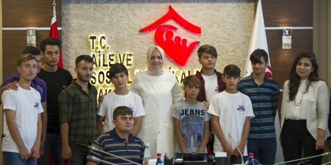 Bakan Kaya, çocuk evlerinde kalan öğrencileri kabul etti