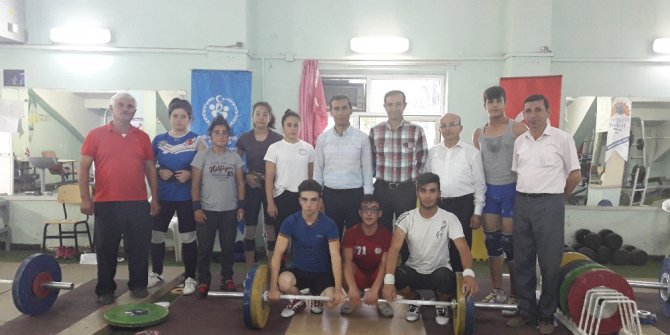 Müdür Keleş haltercilere başarılar diledi