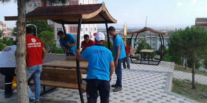 Karesi’de parklara çatılı piknik masaları
