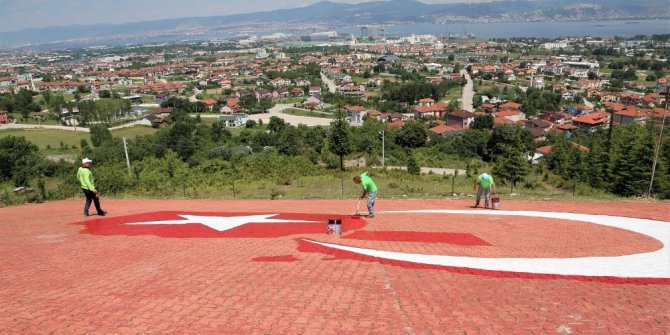 600 metrekarelik dev Türk bayrağı yenilendi