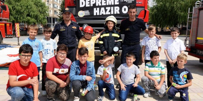 Bozüyük Belediyesi itfaiyesinden vatandaşlara deprem bilgilendirme standı