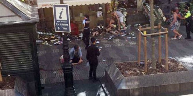 Barselona’da araç kalabalığın arasına daldı