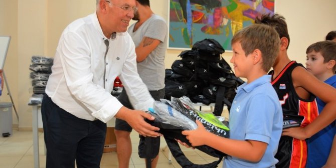 Başkan Eşkinat’tan Genç Sporculara malzeme desteği