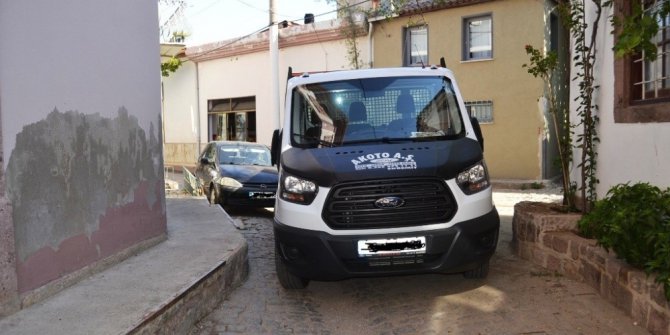 Ayvalık’ta arka sokaklar yayalara geçit vermiyor