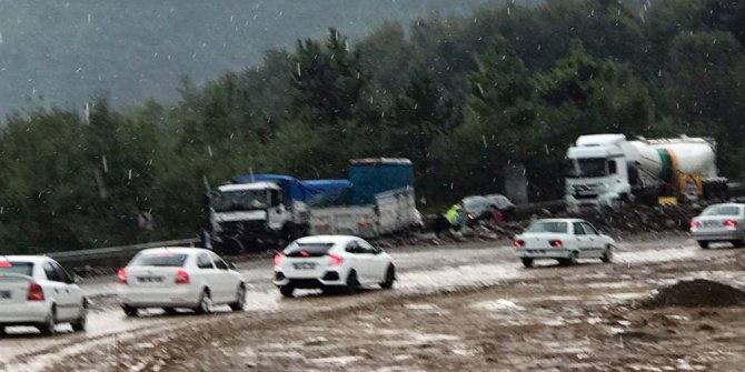 İki kamyon kafa kafaya çarpıştı: 1 yaralı