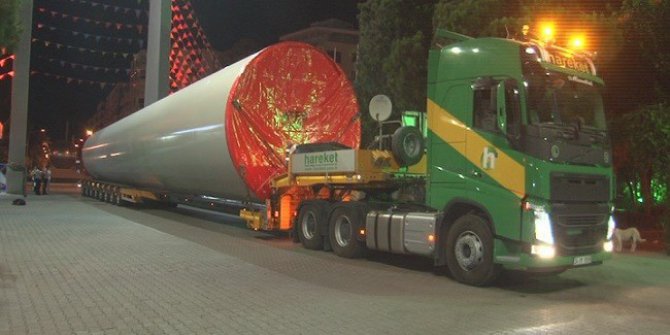 İzmir Fuarı’na 96 metrelik rüzgar tribünü getirildi
