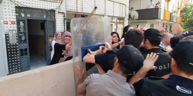 Avcılar’da yaşlı kadın yıkıma bastonuyla direndi