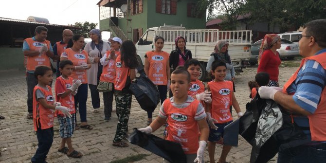 Tema gönüllüsü çocuklar çevre temizliği yaptı