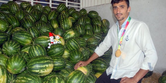 Dünya Şampiyonu oldu, karpuz sergisine koştu