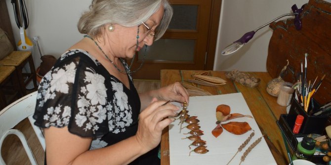 Yaprağa yeniden hayat veren kadın