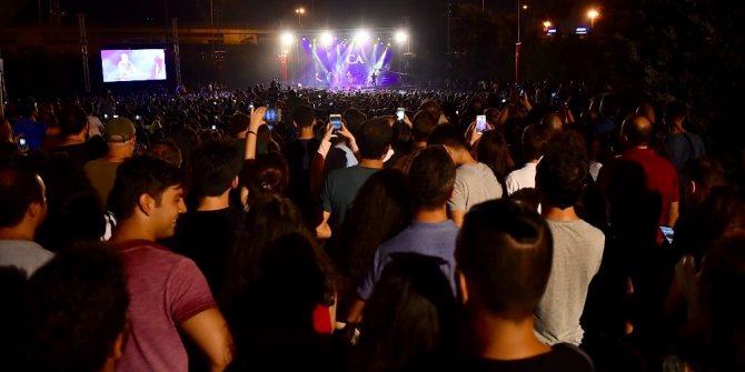 Çim Konserleri, Cem Adrian ile başladı