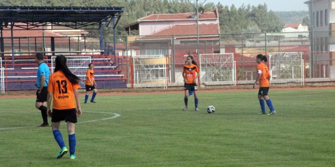 Genç kızların futbol maçına hakem atamayı unuttular