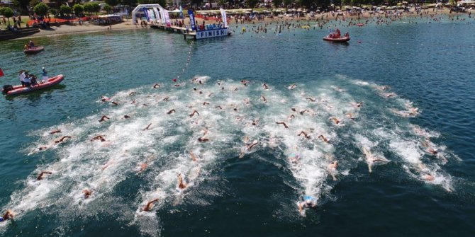 Osmangazili yüzücü birinciliğe kulaç attı