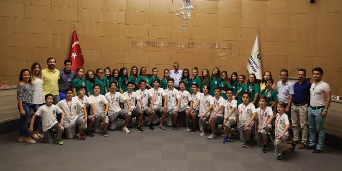 Gaziemir’in halk oyunları ekibi Türkiye ikincisi oldu