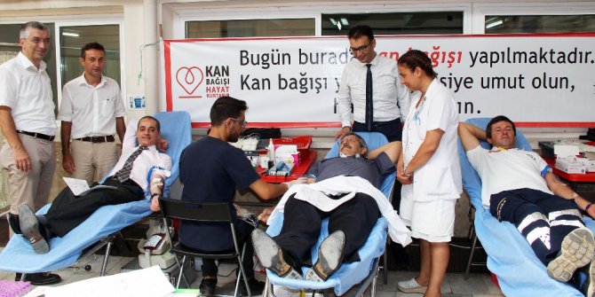 Sağlıkçılar kan bağışladı