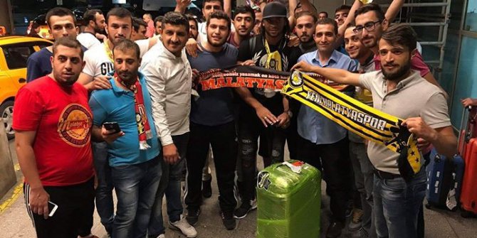 Evkur Yeni Malatyaspor’un yeni transferi Arturo Mina’ya havaalanında karşılama