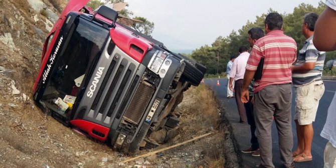 Köyceğiz’de atık kağıt yüklü tır devrildi