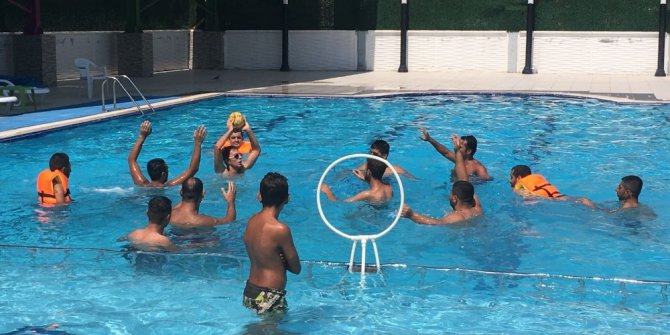 Engellilerden su topu maçı