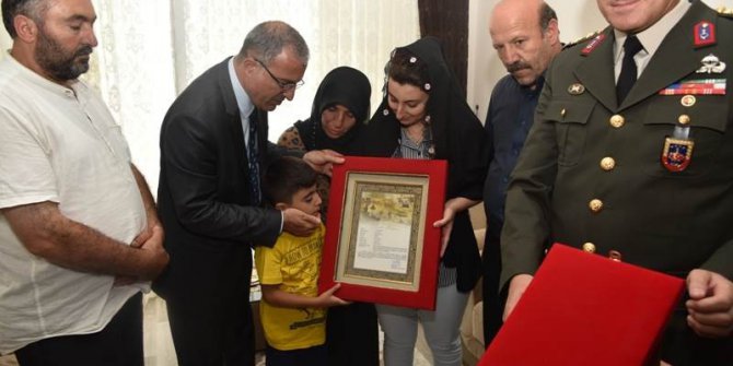 Şehit askerin ’Şehadet Belgesi’ ailesine takdim edildi