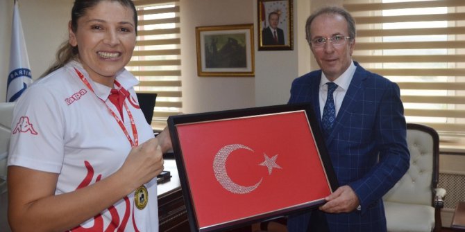 Rektör Uzun’dan Avrupa Şampiyonu Demir’e tebrik