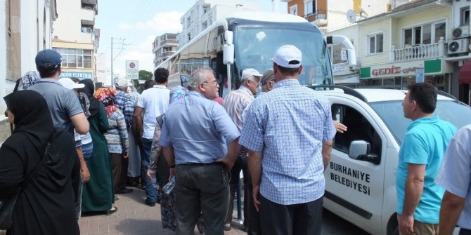 Burhaniye’de hacı adayları uğurlandı
