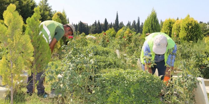 Turgutlu’da bayram öncesi mezarlıklar bakıma alındı