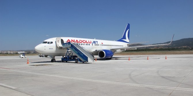 Uçağın lastiği patladı, yolcular mağdur oldu