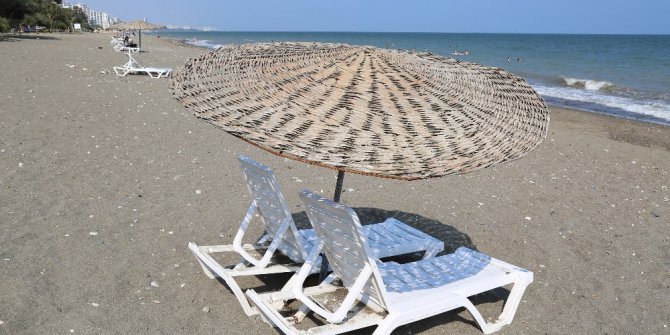 Mezitli Belediyesi’nden vatandaşa ücretsiz şezlong ve şemsiye