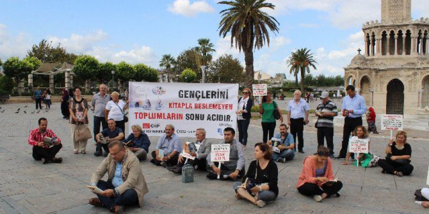 Konak Meydanı’nda Bağdaş Kurup Kitap Okudular