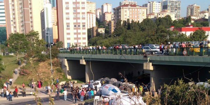 Beton mikseri köprüden aracın üzerine düştü