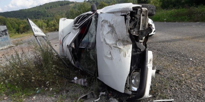 Takla atan otomobilde 2 kişi yaralandı