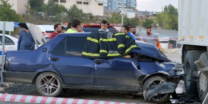 Asfalt malzemesi taşıyan kamyon ile otomobil çarpıştı: 1 ölü, 2 yaralı