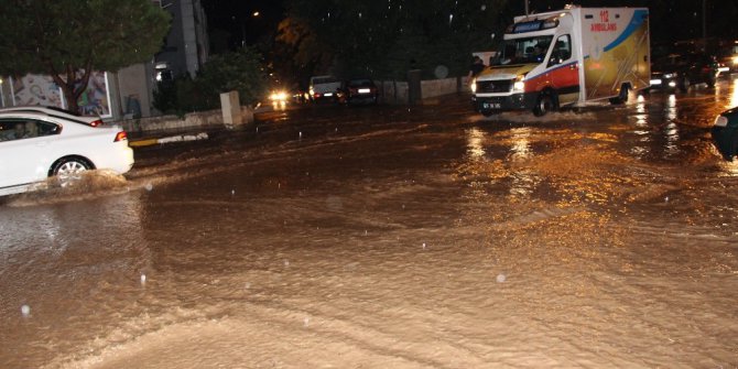 Denizli’de sağanak yağış vatandaşlara ve sürücülere zor anlar yaşattı