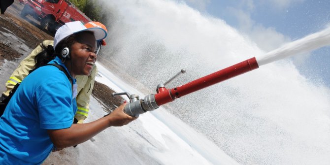 Afrikalı ormancılar, helikopterli köpük şovlu yangın tatbikatından büyülendi