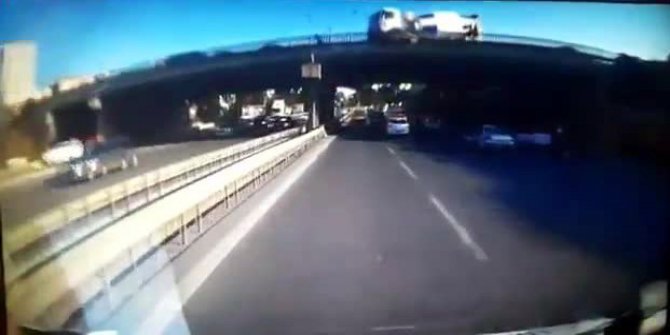 Beton mikseri köprü üzerinden böyle düştü