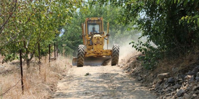 Büyükşehir ekipleri Kuyucak’ta bağlantı yollarını yeniliyor