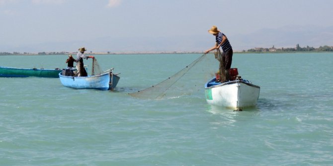 Beyşehir Gölü’nde bu defa balık değil ‘hayalet ağ’ avlıyorlar