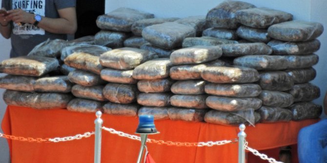 Çeşme’de 110 kiloluk esrar yakalanmıştı, 3 zanlı tutuklandı